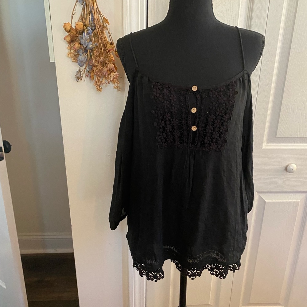Tank with off shoulder sleeves, button and lace detail